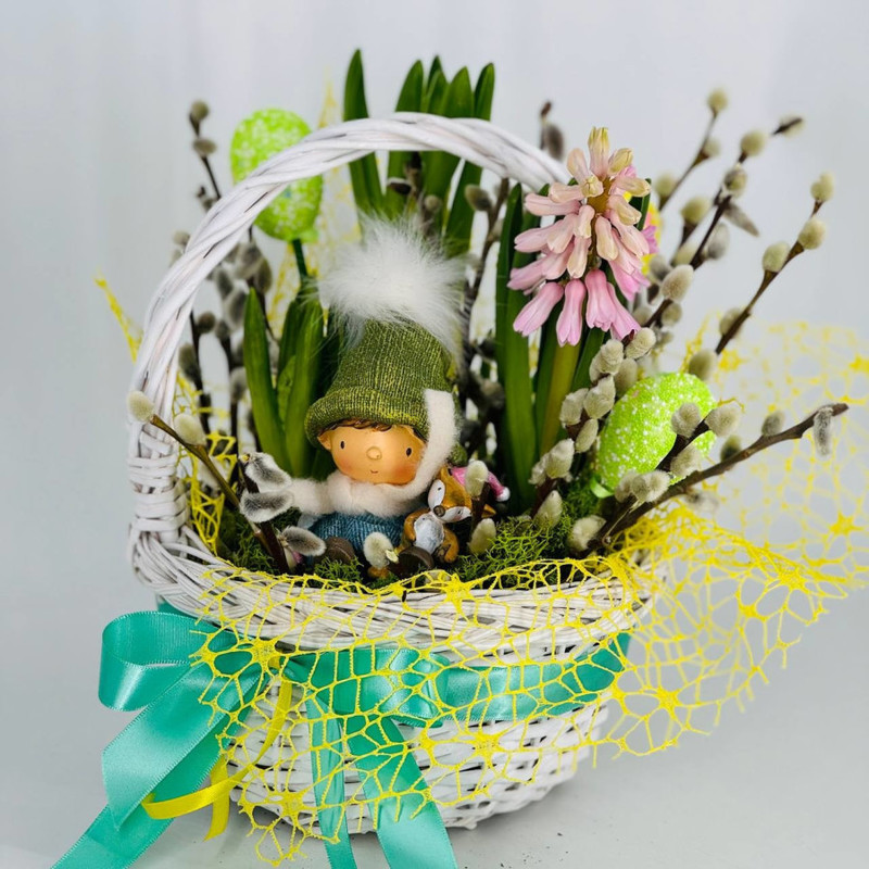 Easter gift basket with primroses and willow branches, standart