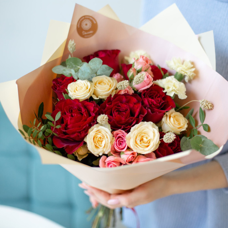 Bright bouquet with roses, standart
