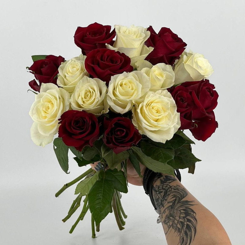 Красно-белые розы Кения 40 см, стандартный