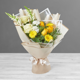 Букет из желтых гербер, антирринумов и нежных роз