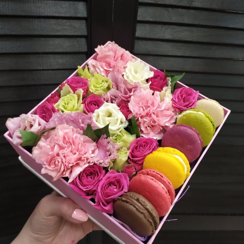 Flower arrangement and macarons, standart
