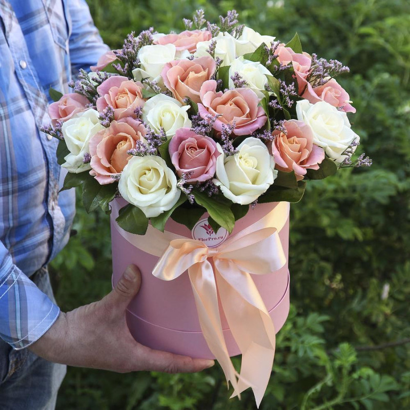 25 white and salmon roses in a box, standart