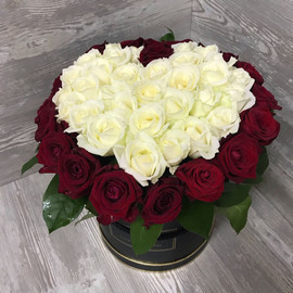 Коробка с цветами из 51 розы «Красные и белые розы в виде сердца»