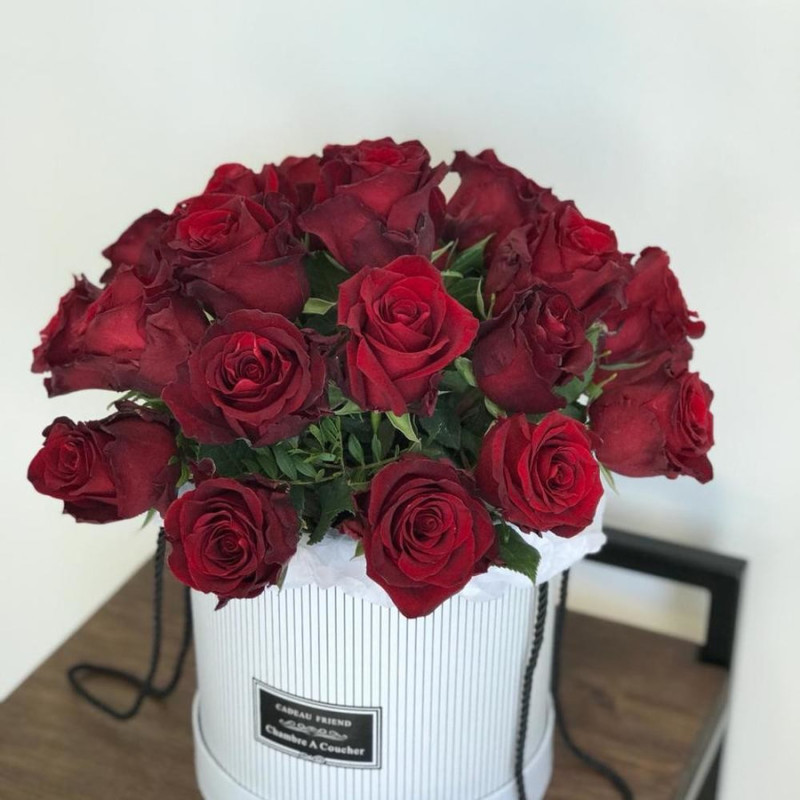 Hat box with red roses, standart
