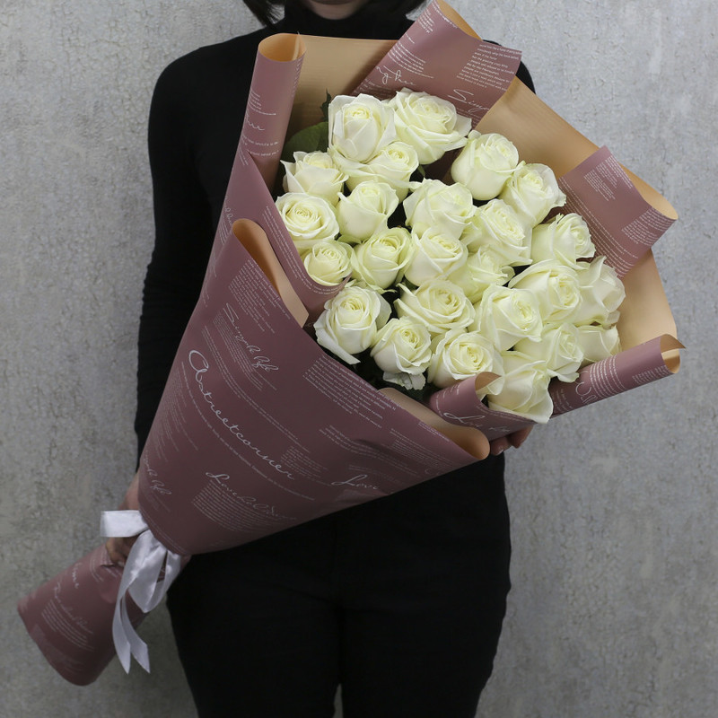 25 белых роз "Аваланч" 80 см в дизайнерской упаковке, стандартный
