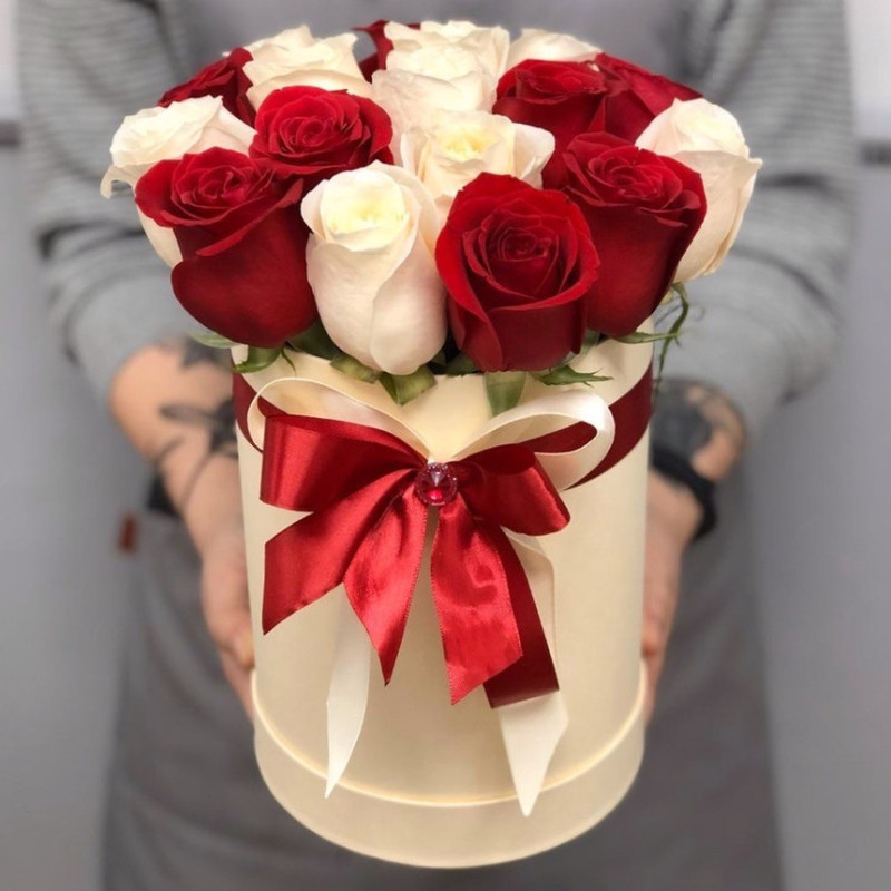 Бело-красные розы в шляпной коробке, стандартный