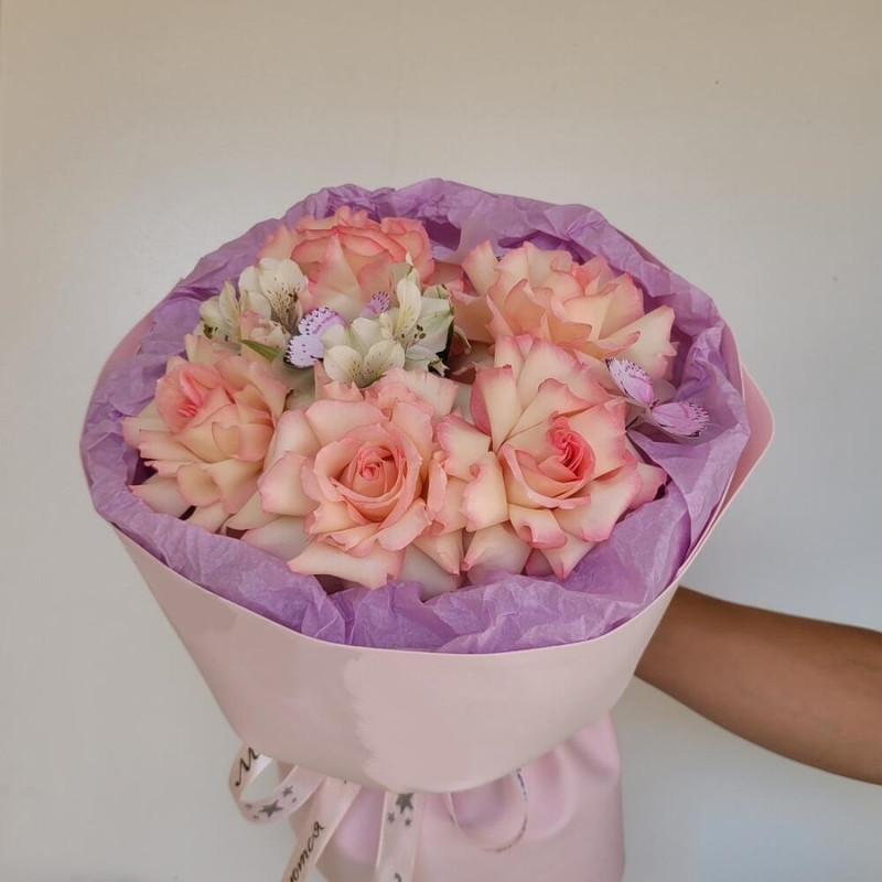 Букет из розовых роз и альстромерий, стандартный