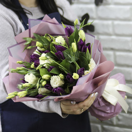 Букет из 25 фиолетовых тюльпанов с эустомой в упаковке