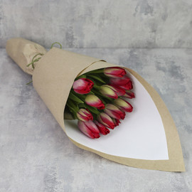 Букет из 15 тюльпанов «Красные тюльпаны в крафте»