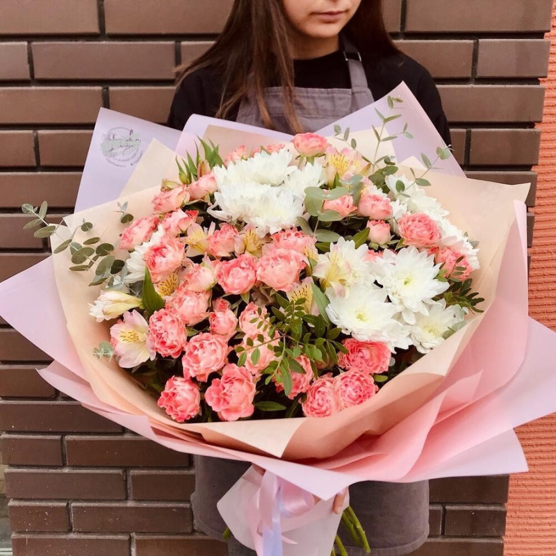 Bouquet of bush roses and chrysanthemums, standart