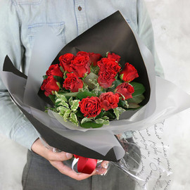 Bouquet of 15 red roses with pittosporum