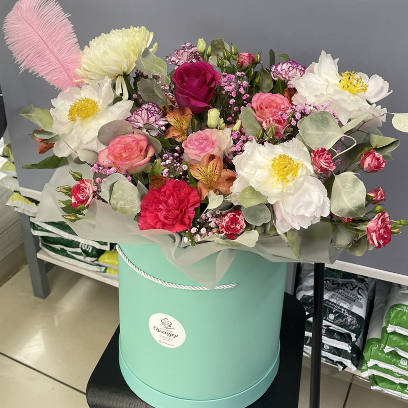 Flowers in a hatbox, standart