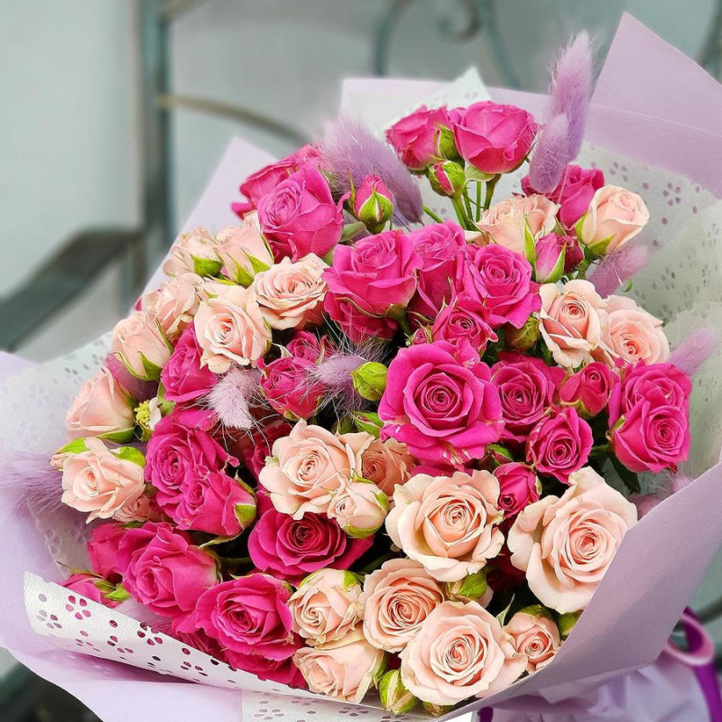 Bouquet of pink and raspberry spray roses with lagurus, standart