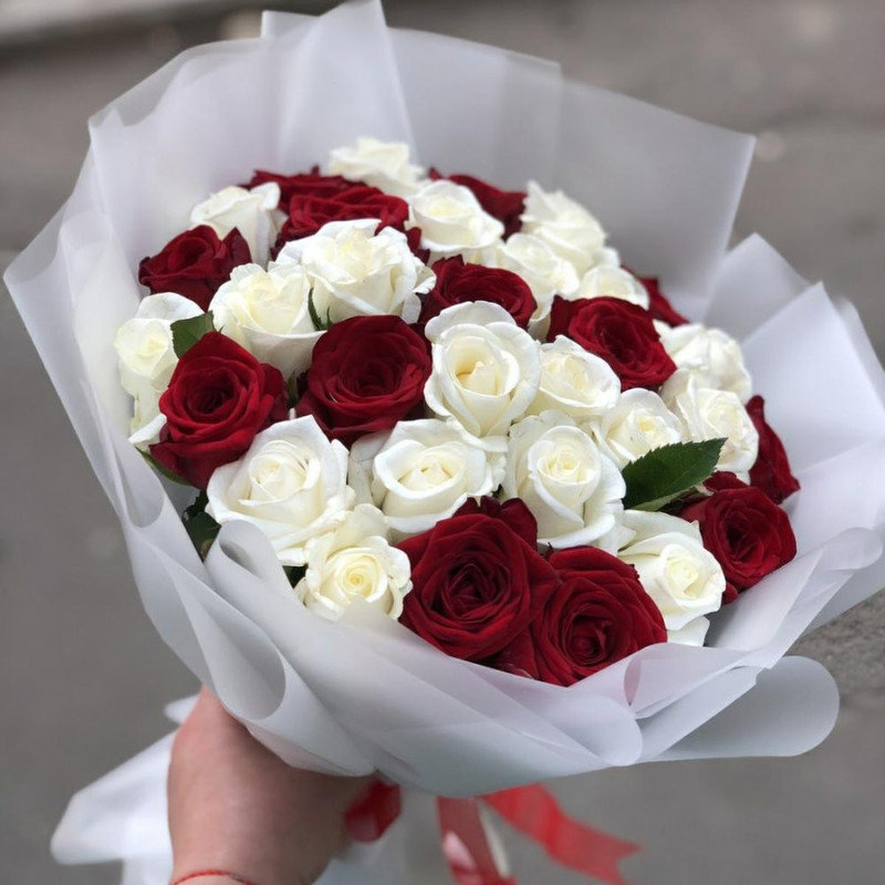Букет из белых и красных роз, стандартный