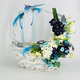 Easter gift basket for Easter cake and eggs