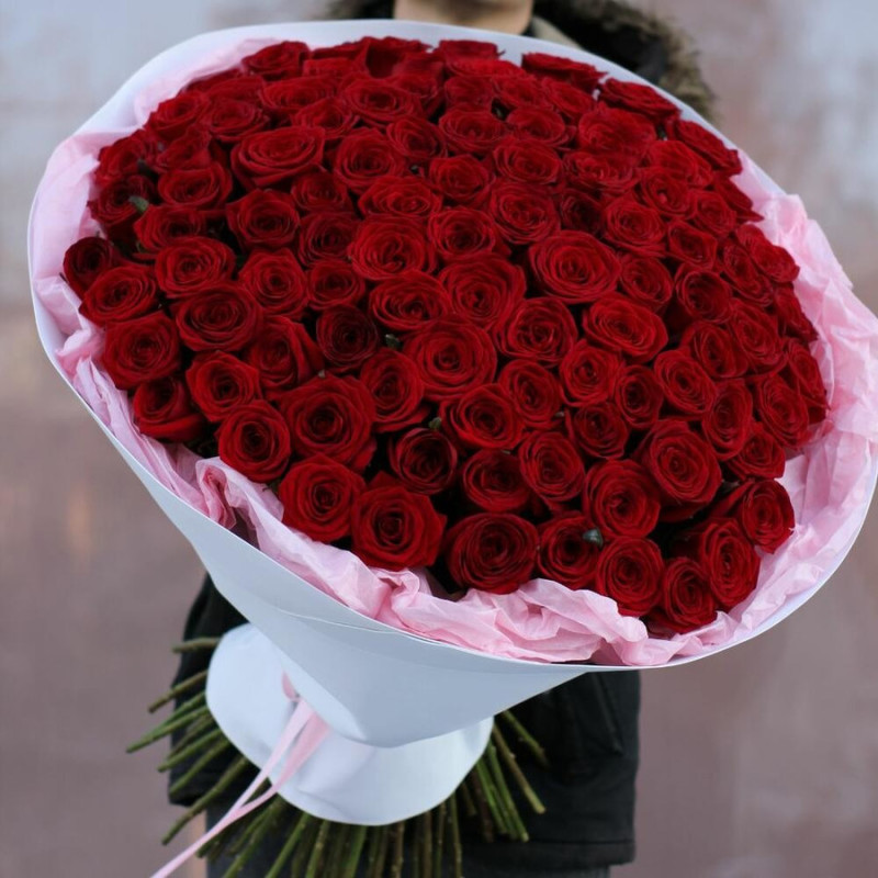 101 роза "Red Naomi" 80 см, стандартный