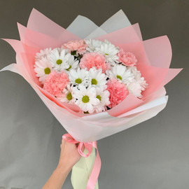 Delicate Bouquet of Dianthus and Daisies