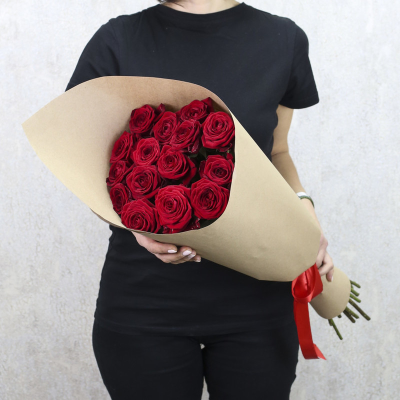 15 красных роз "Ред Наоми" 70 см в крафт бумаге, стандартный