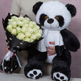 Панда с букетом белых роз