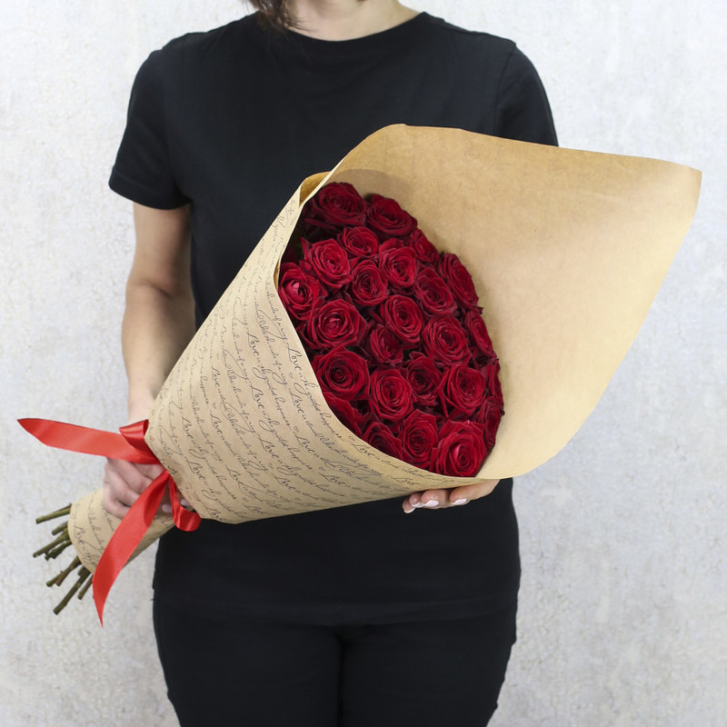 25 красных роз "Ред Наоми" 60 см в крафт бумаге, стандартный