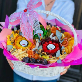 Gift for mom a basket of dried fruits