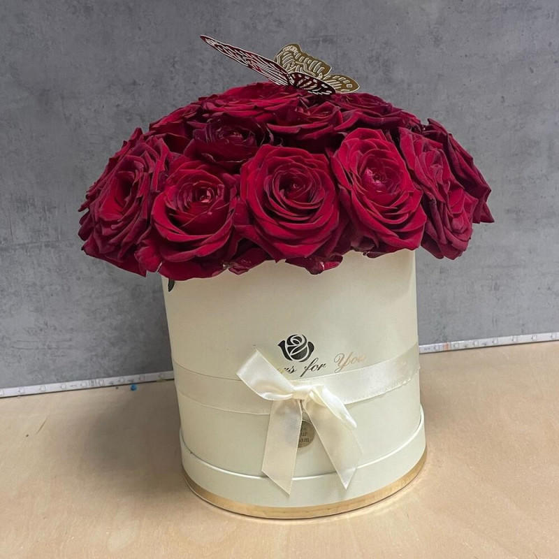 25 roses in a hat box with a butterfly, standart
