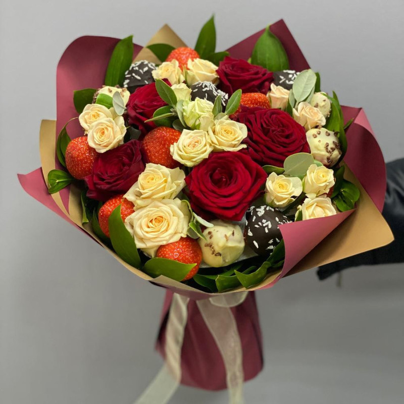 Bouquet of 7 strawberries in chocolate and roses, standart