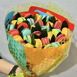 Bouquet of colorful macaroons