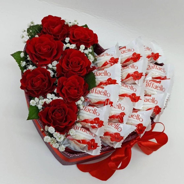 Розы с конфетами в коробке день Татьяны, стандартный
