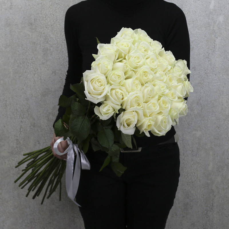 35 белых роз "Аваланч" 80 см, стандартный
