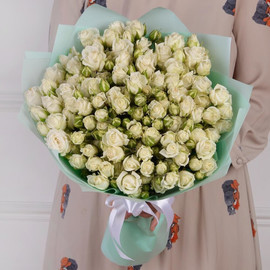 19 белых кустовых роз 60 см в дизайнерской упаковке