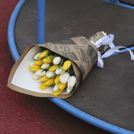 Букет цветов из 25 белых и желтых тюльпанов в крафте