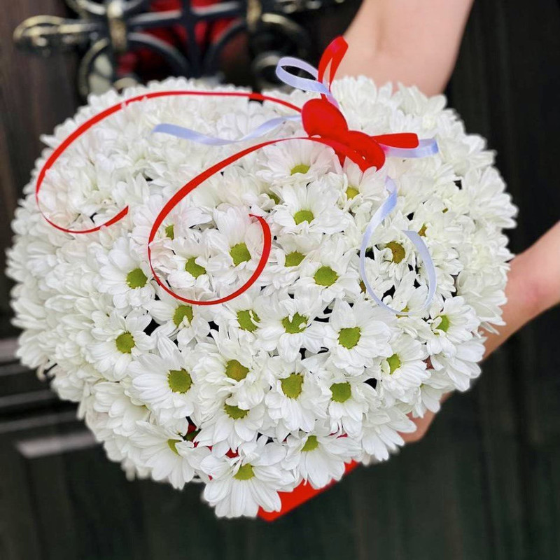 Bouquet of daisies in a heart box, standart