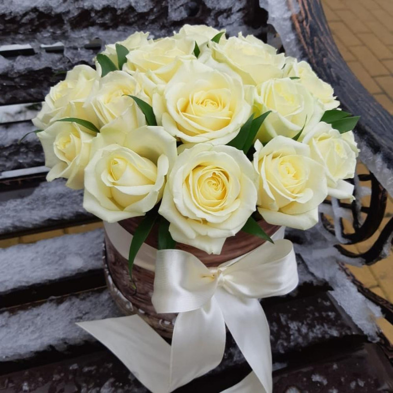 Cylinder with white roses, standart