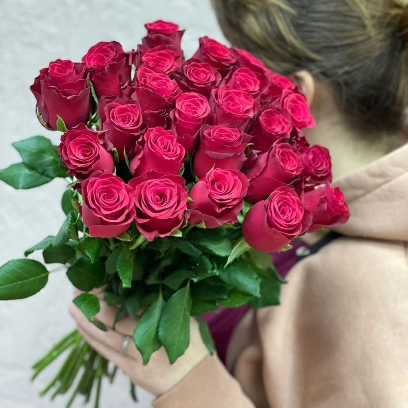 25 красных роз с атласной летной, стандартный