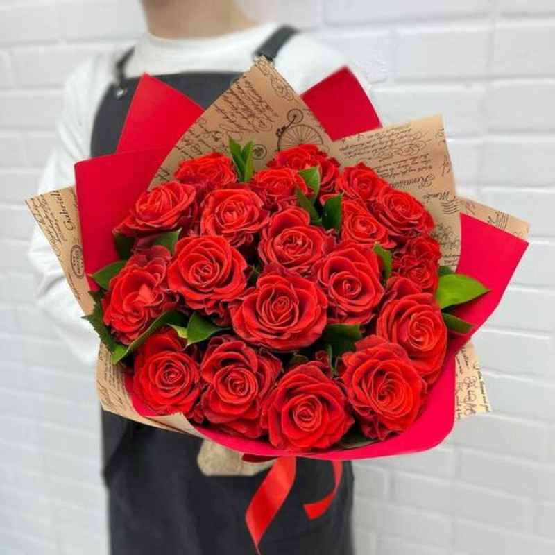 Букет из 19 красных роз с зеленью в дизайнерском оформлении 50 см, стандартный