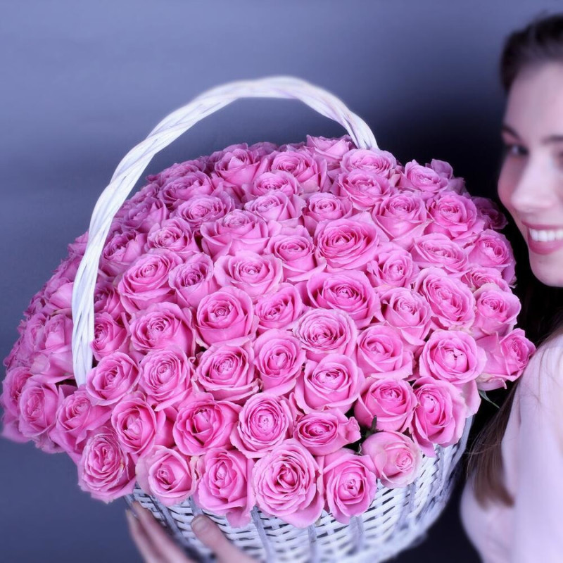 Композиция из 121 розовой розы Аква в корзине, стандартный