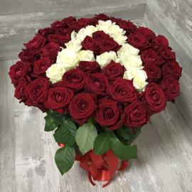 Коробка с цветами из 51 розы «Красные и белые розы в вице цифры или буквы»