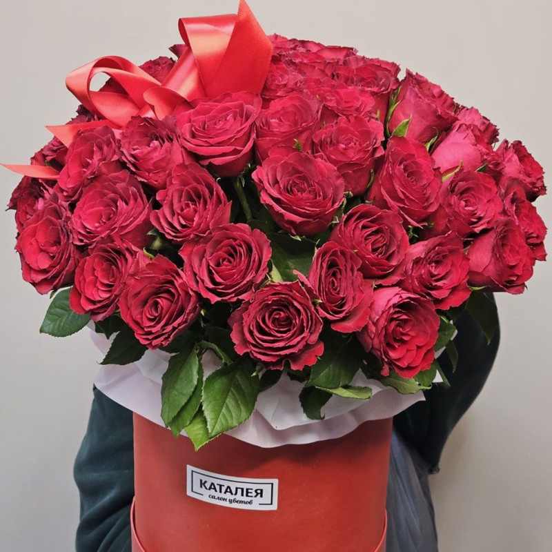 коробка в красном цвете с розами, стандартный