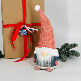 Интерьерная мягкая игрушка кукла гном Дед Мороз в розовом вязанном колпаке