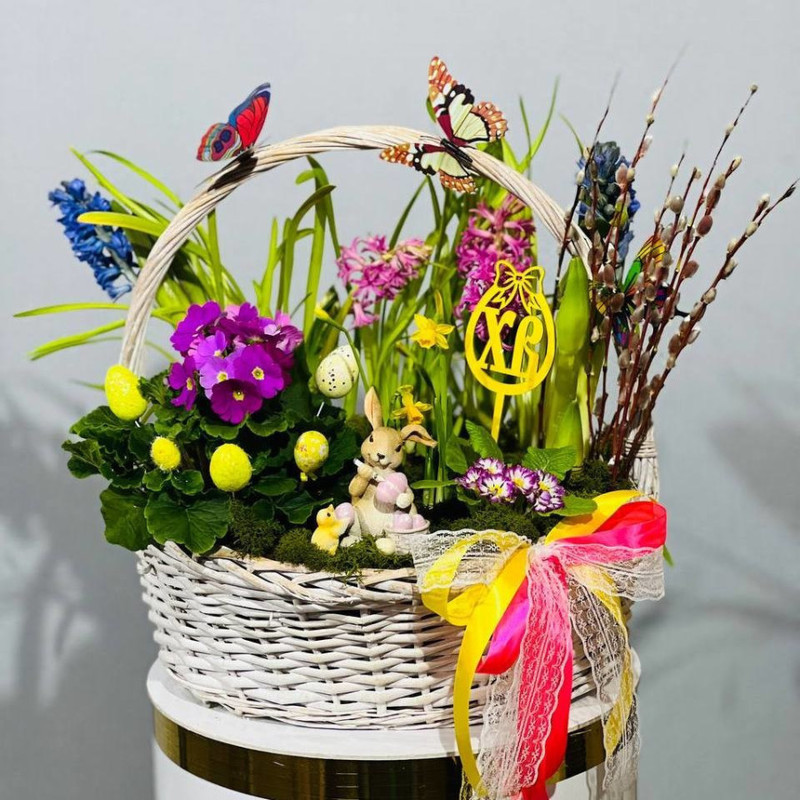 Easter basket with primroses, standart