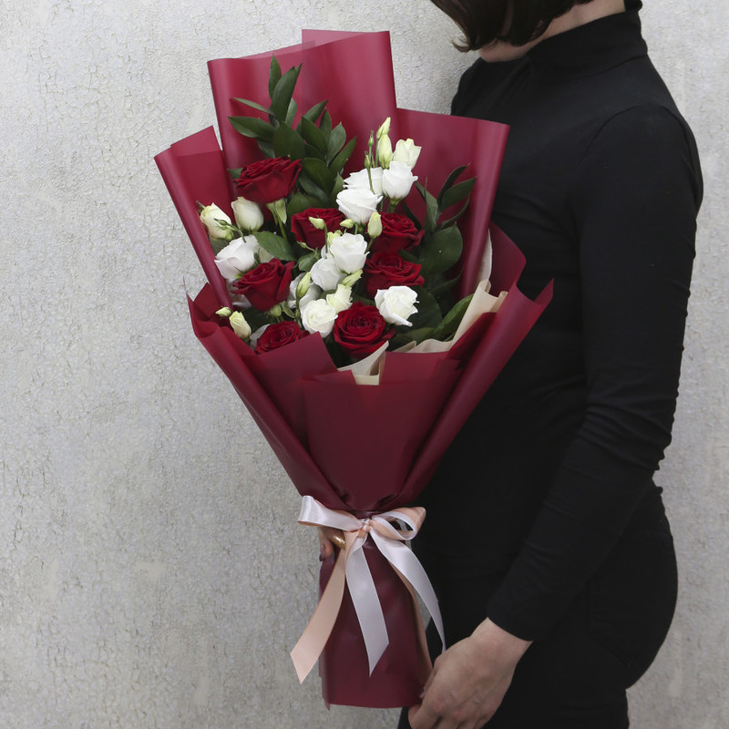 Bouquet of red roses and white eustoma "Diva", standart
