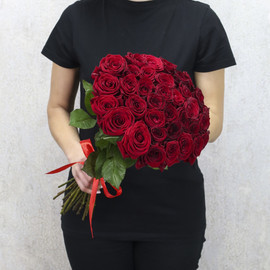 35 красных роз "Ред Наоми" 50 см