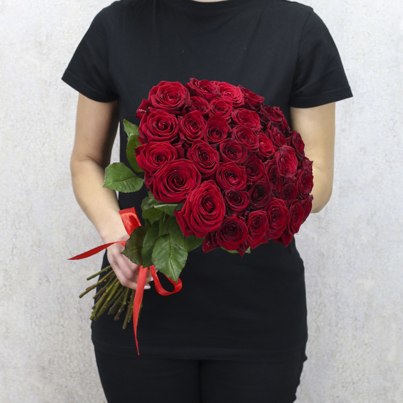 35 красных роз "Ред Наоми" 50 см, стандартный