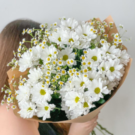 Bouquet of daisies and spray chrysanthemums