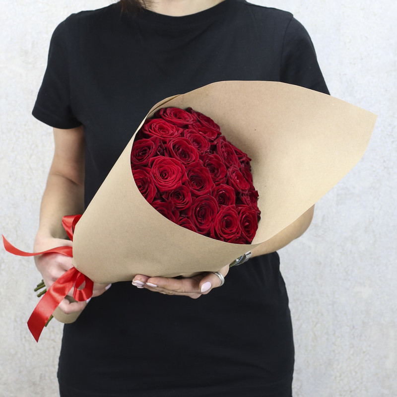 25 красных роз "Ред Наоми" 40 см в крафт бумаге, стандартный