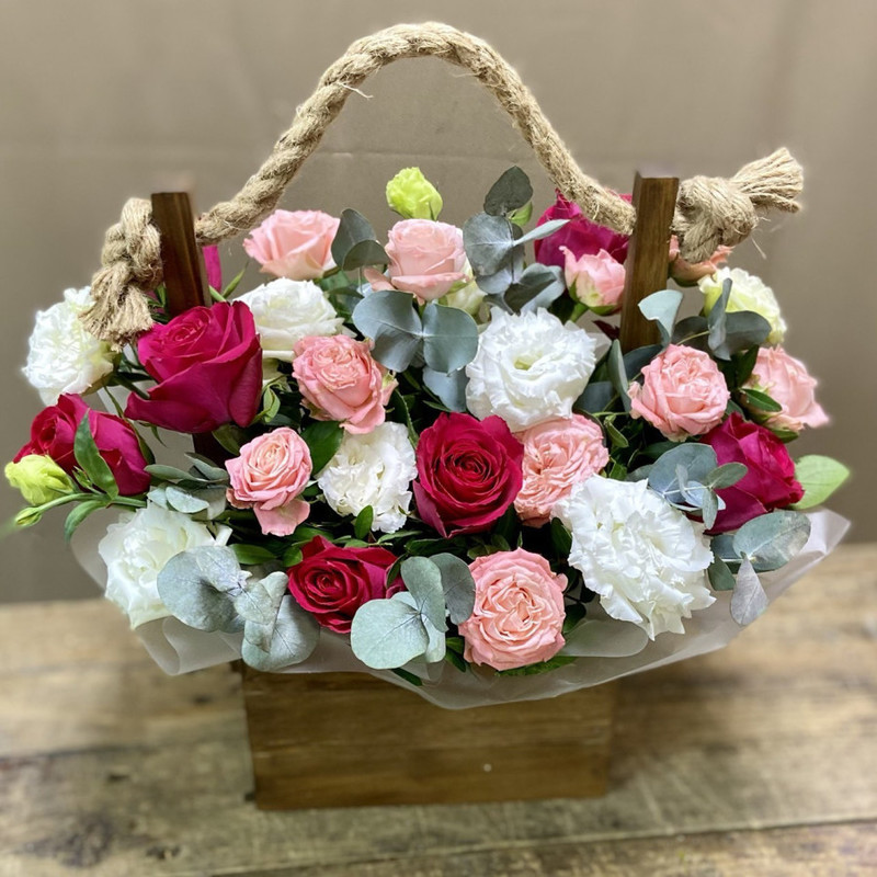 Composition in a wooden box of spray roses and Eustoma, standart
