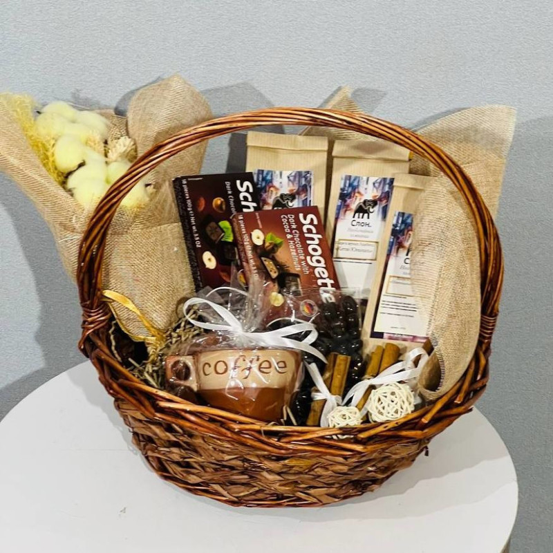 Basket with coffee and sweets, standart