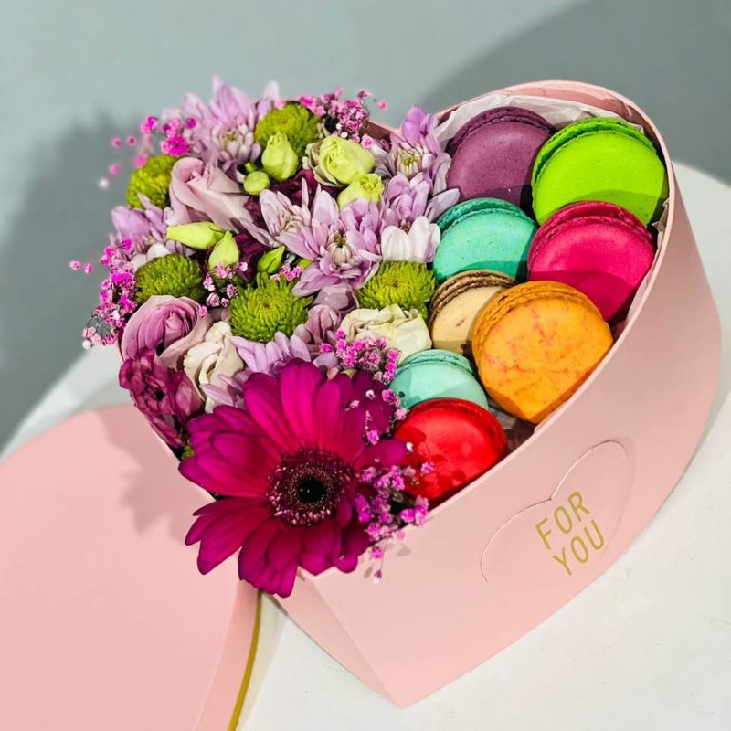 Heart with macaroons and flowers mix, standart