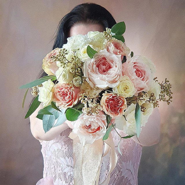 Букет невесты из пионовидных роз, гвоздик и зелени Розовый Шелк, стандартный
